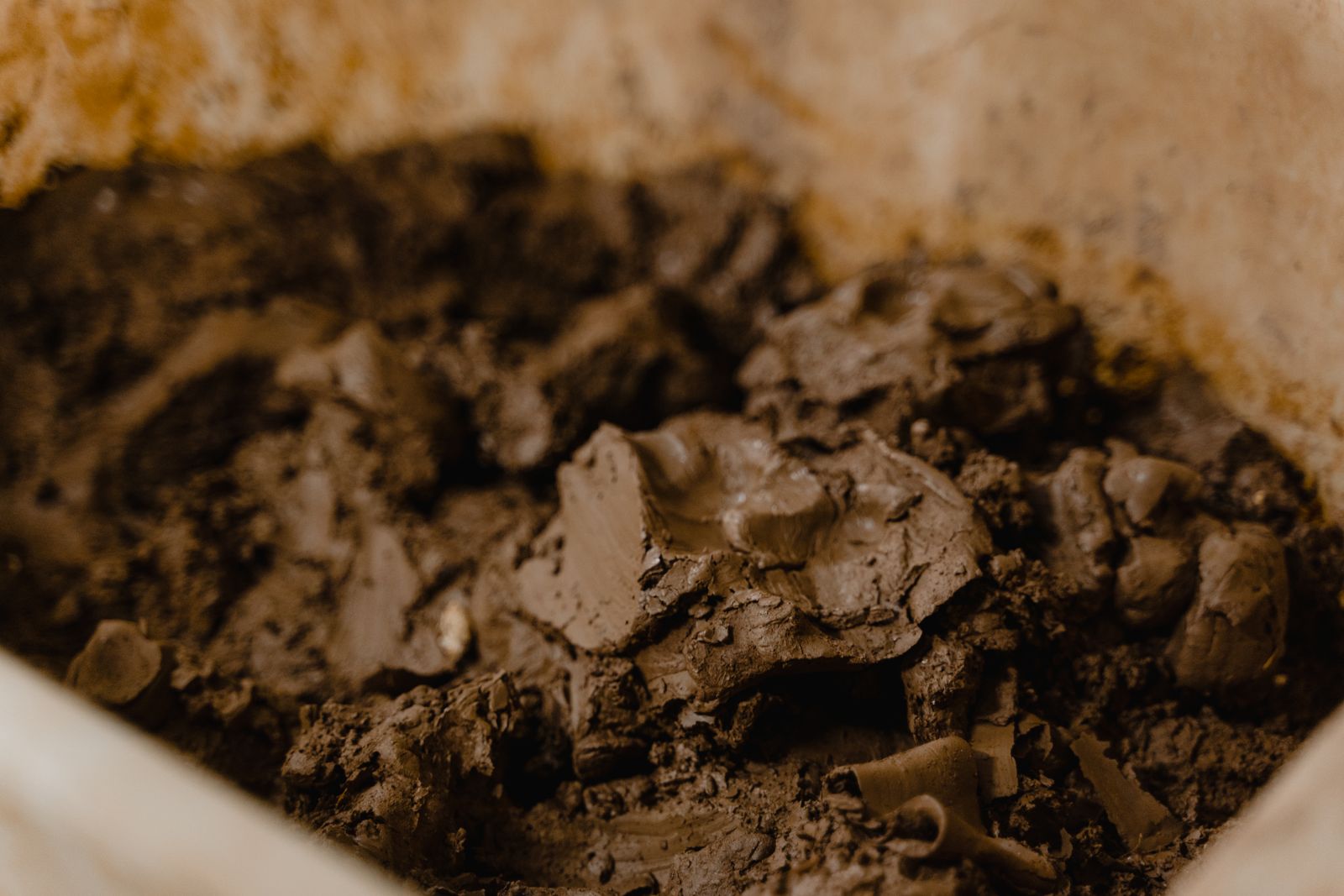 Depósito de argila em barro cru usado como matéria-prima da cerâmica